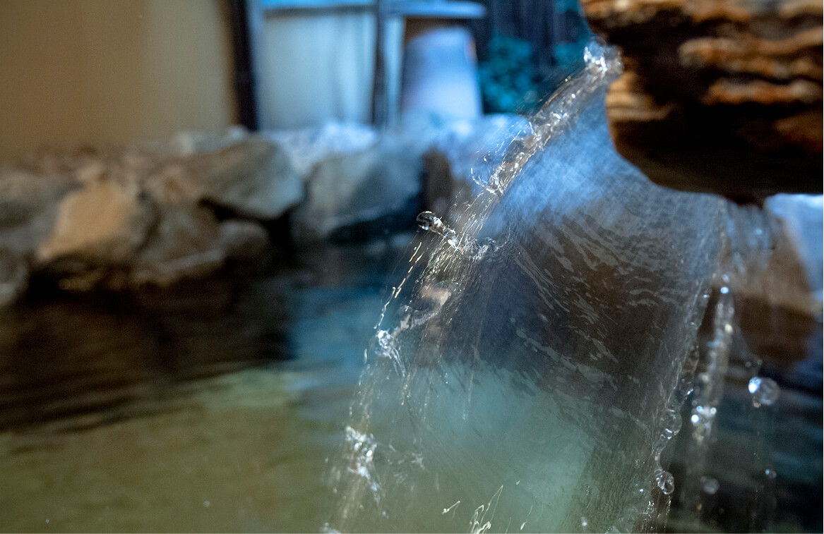浴場でお湯の流れる様子