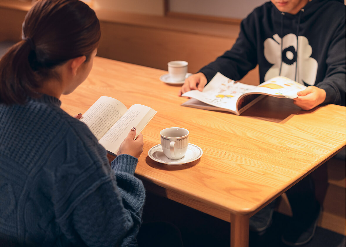 ラウンジで珈琲を片手に読書を楽しむ様子